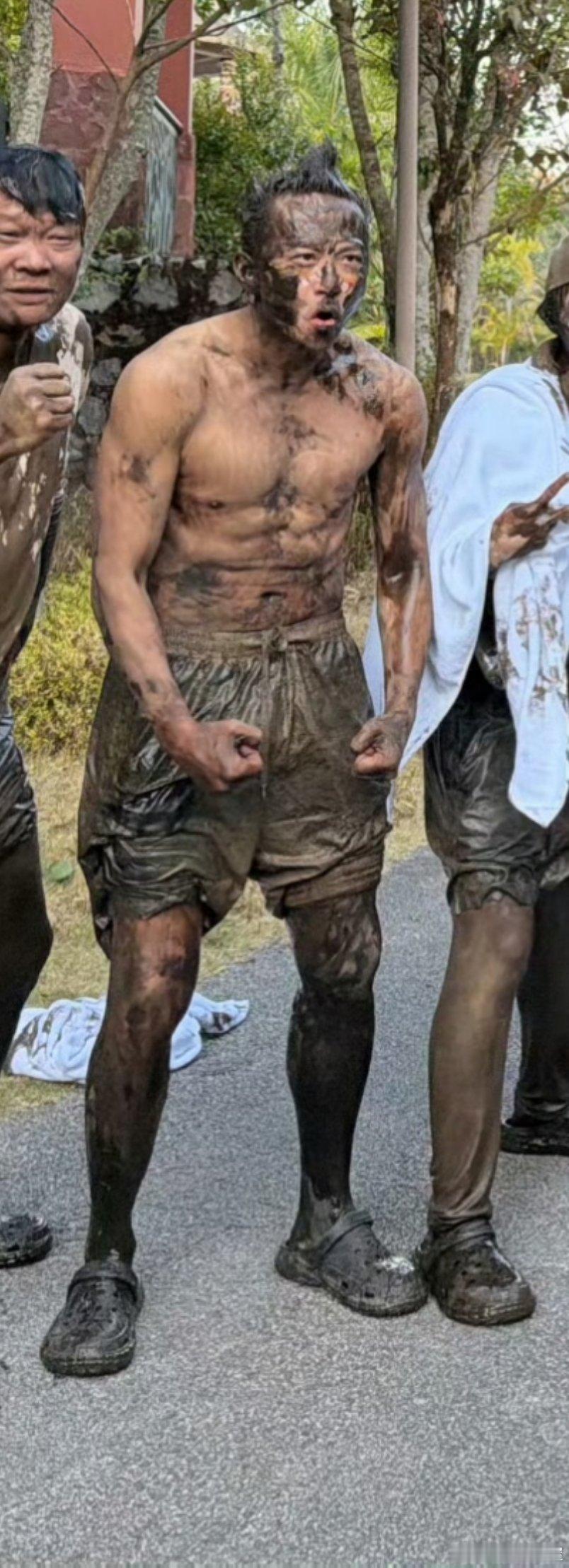 邓超梦回拉布拉卡邓超黑皮艺术生哈哈哈哈哈超哥这是玩嗨了吧，一身黑泥直接变身泥人，