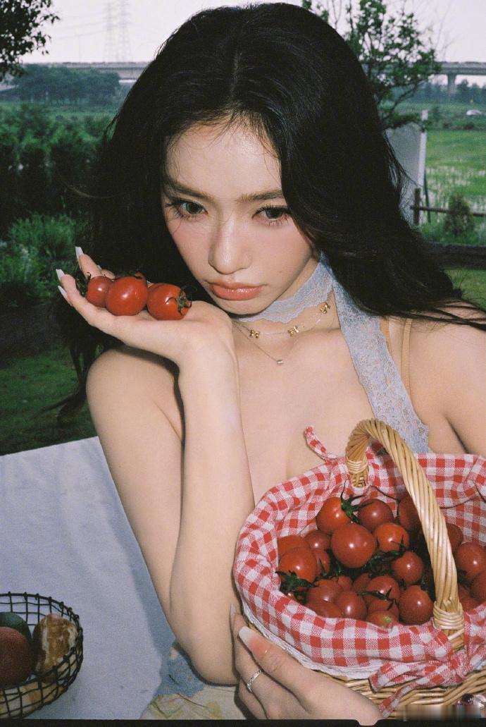林允把自己装在行李箱  林允女人味十足的一组照片 解锁行李箱拍照新玩法！林允这组