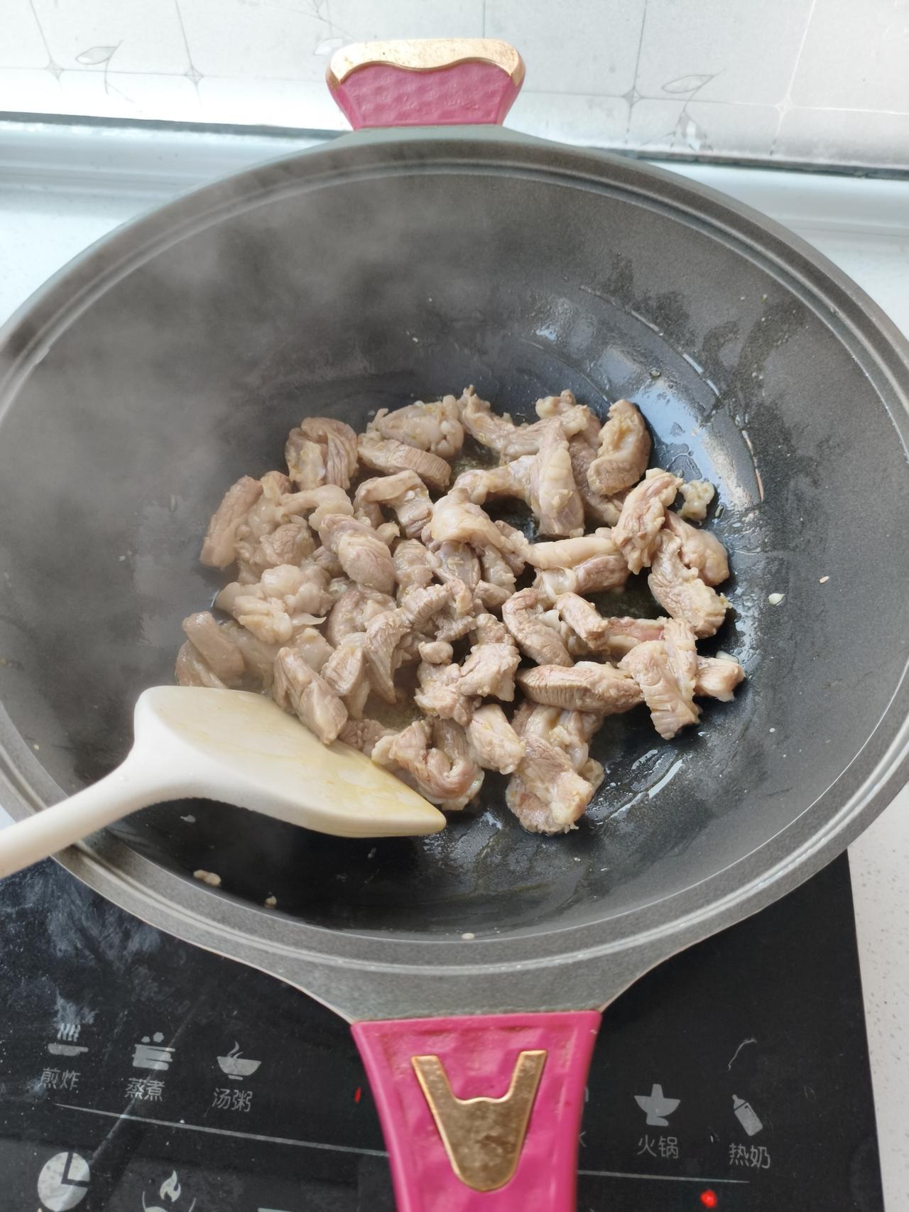 我今天馋了，就想吃炖肉！任性点，炖上1斤！我自3月10号咳嗽以来，咸的腻的都没敢