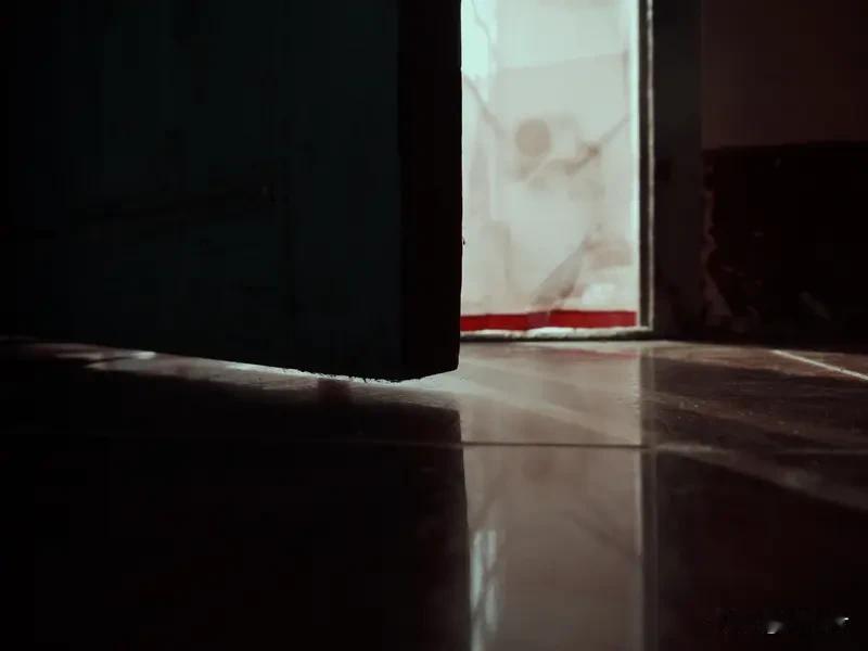 起身

现在，
扣好衬衫最上面的扣子。
这个动作，
用了一生才学会。

今早不同