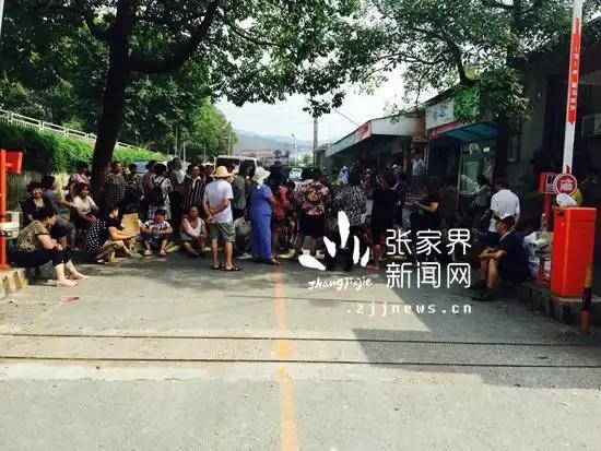 规矩白守了？张家界售票员工依规办事，外籍游客闹事反倒拿下专属优待
 
张家界一名