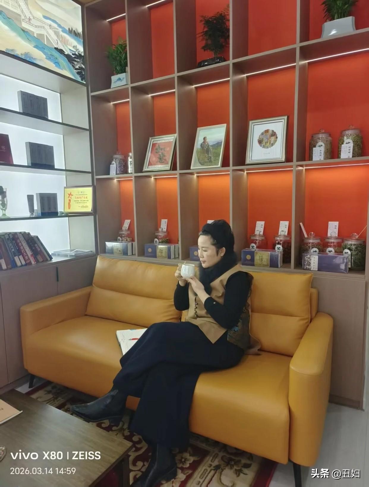 她们眼神清亮坚定，笑容真诚，姿态放松又挺拔，不扭捏不张扬，对自己的身体全然接纳。