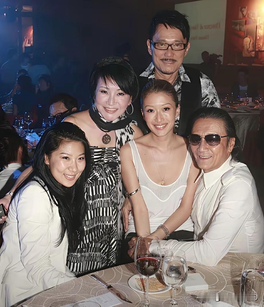 原来CoCo先前和谢家人相处得这么融洽，狄波拉那时好年轻好漂亮，最后面是她的现任