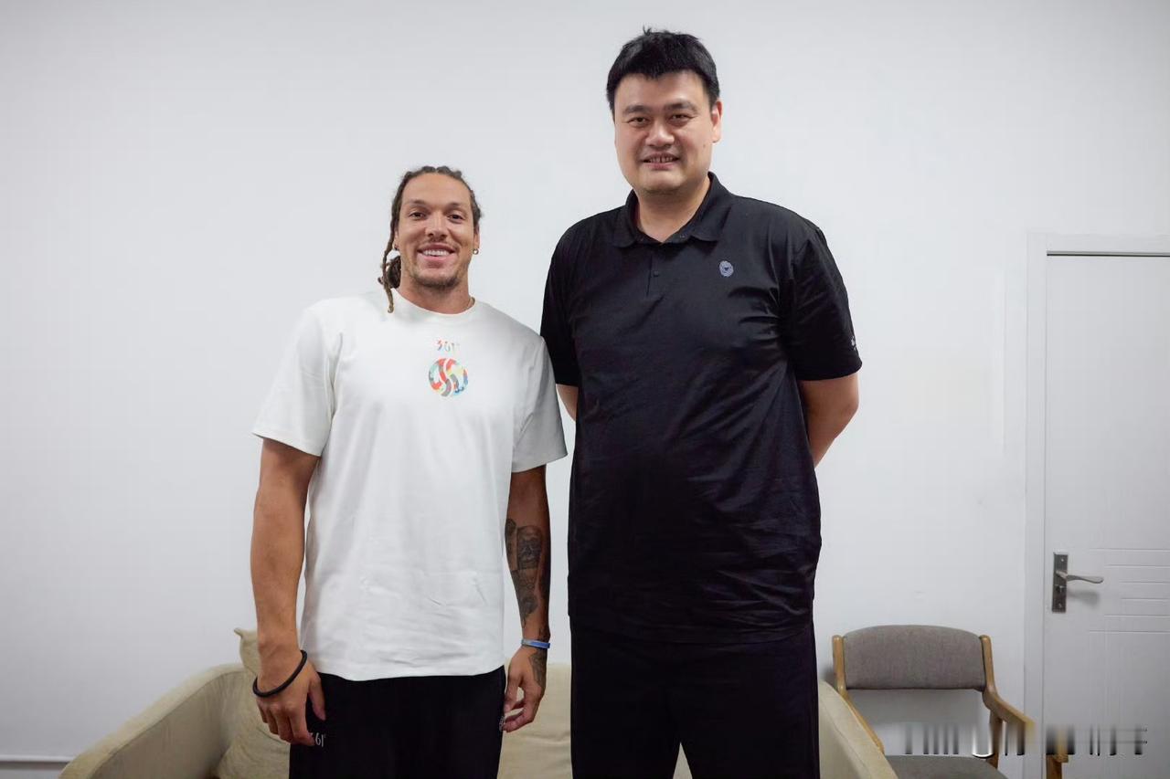姚明探班阿隆-戈登！！！戈登上海参加361广告拍摄！

根据相关消息透露，前锋阿