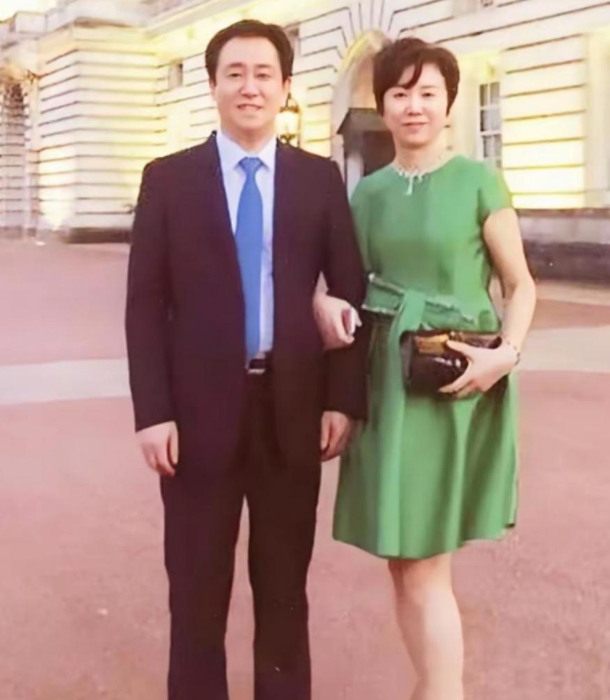 远在英国的丁玉梅，看到老许父子三人被宣判的消息，尤其是看到相伴了近40年的枕边人