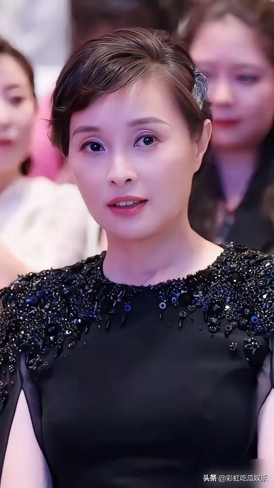陈建斌谈起吴越热泪盈眶，觉得自己对不起她，但后悔晚了。

陈建斌做事确实不地道，