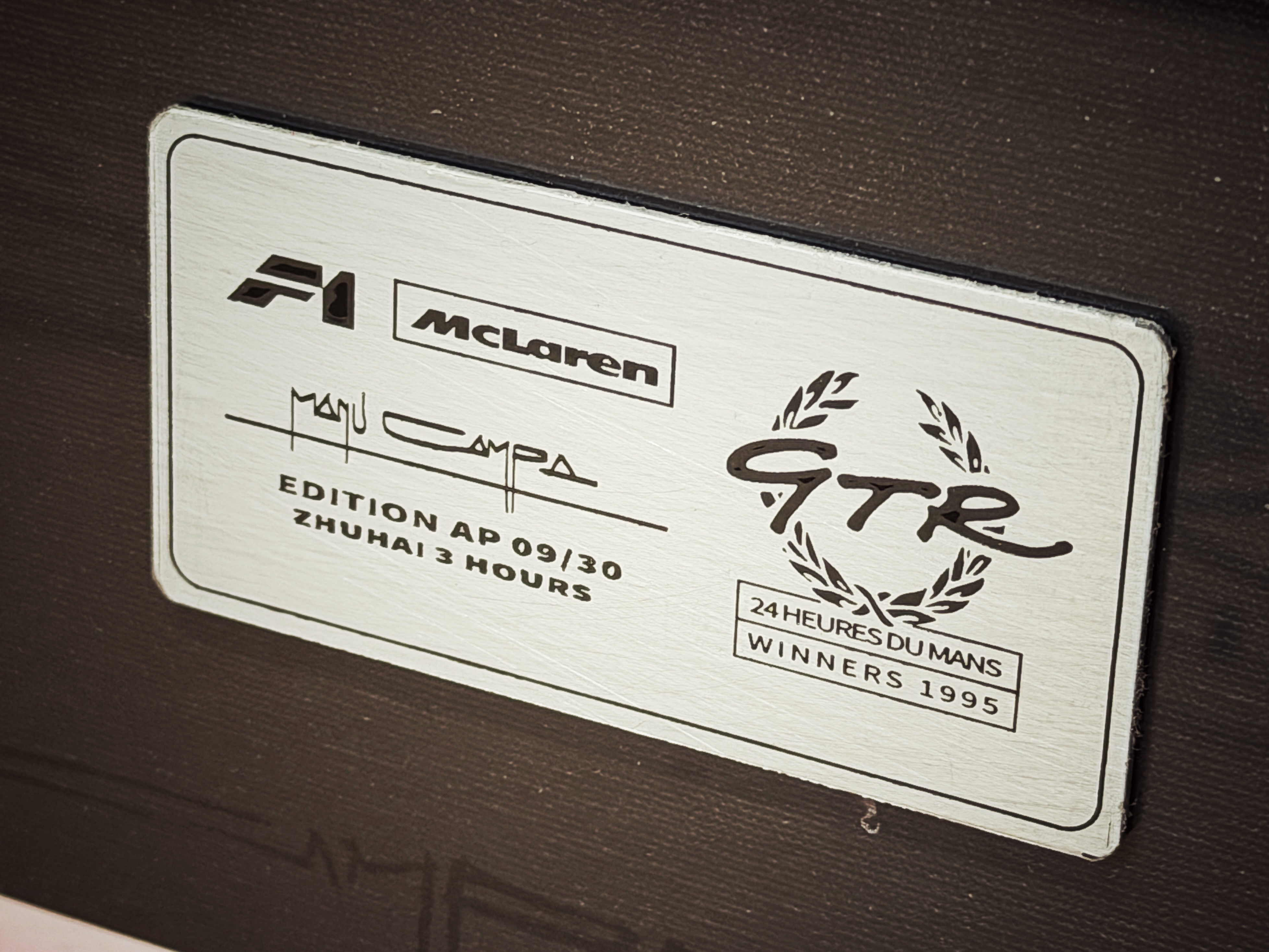 给车库上了点喜庆的红色氛围，画作是1995年珠海ZIC跃马大战凯伦。No.09 