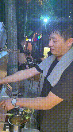 烧烤师傅陈杰长的像张雪峰而走红

这些天，烧烤师傅陈杰生意真好，许多人来拍照和直