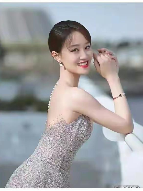 文艺评论家如此评价蓝盈莹！
这位评论家说
蓝盈莹
魅力无穷

她的魅力
在她的眼