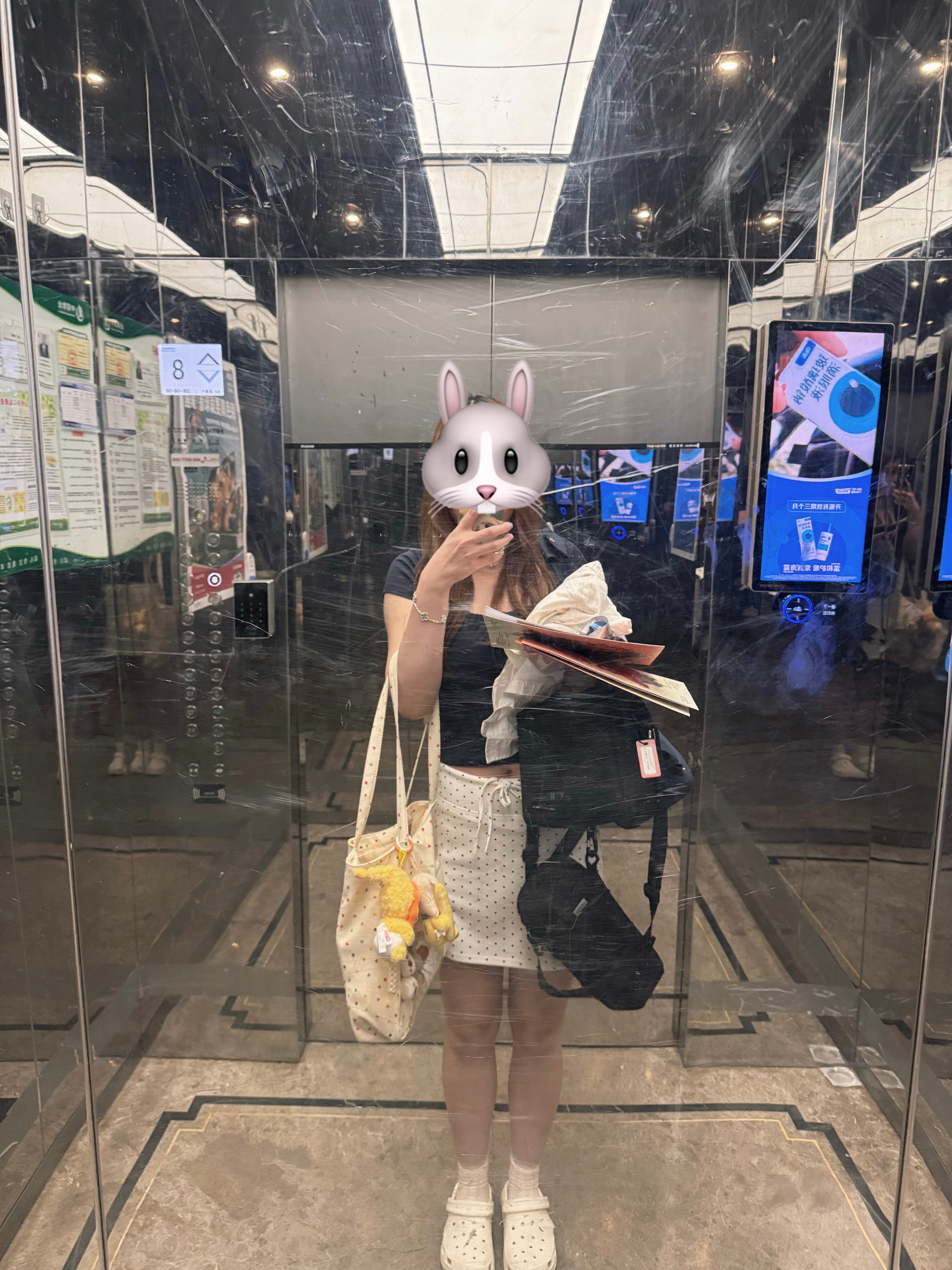 大半夜到家跟难民一样的，大包小包，明明只在绍兴住了一晚，回来身上挂满了