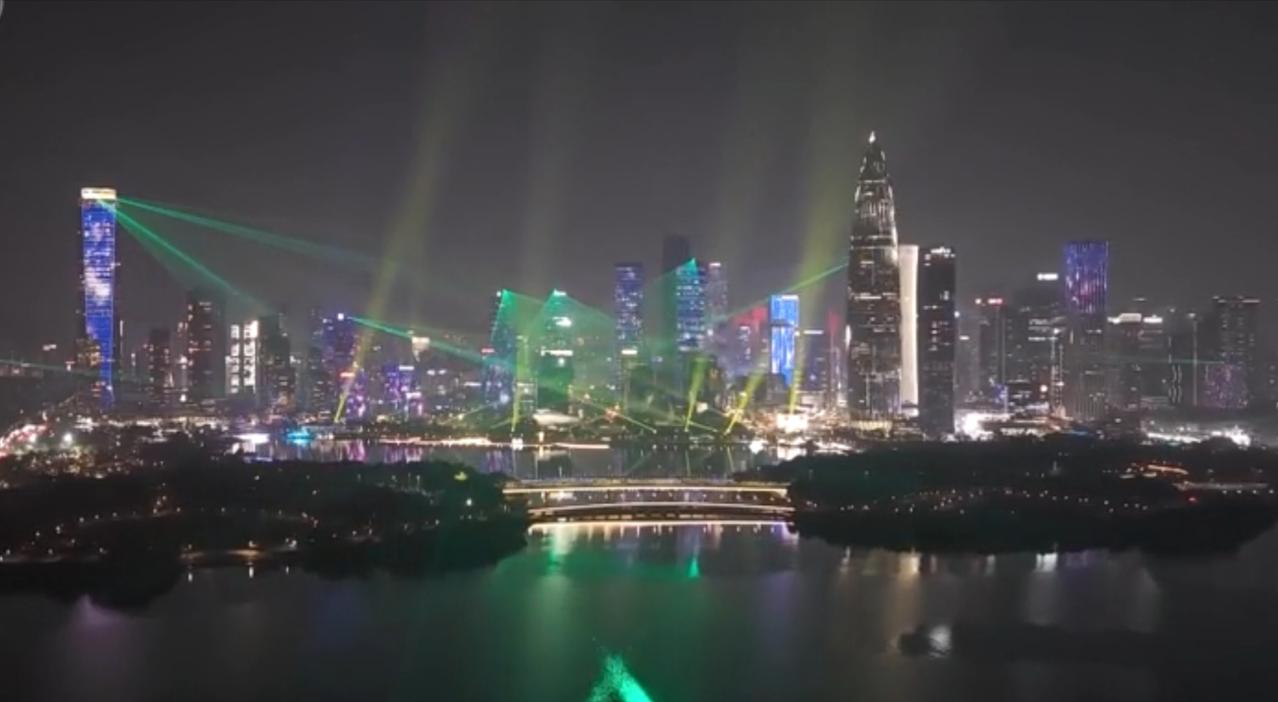 元旦将至，各地以绚烂的光影盛宴迎接新年。深圳的城市天际线被五彩激光点亮，绿色光束