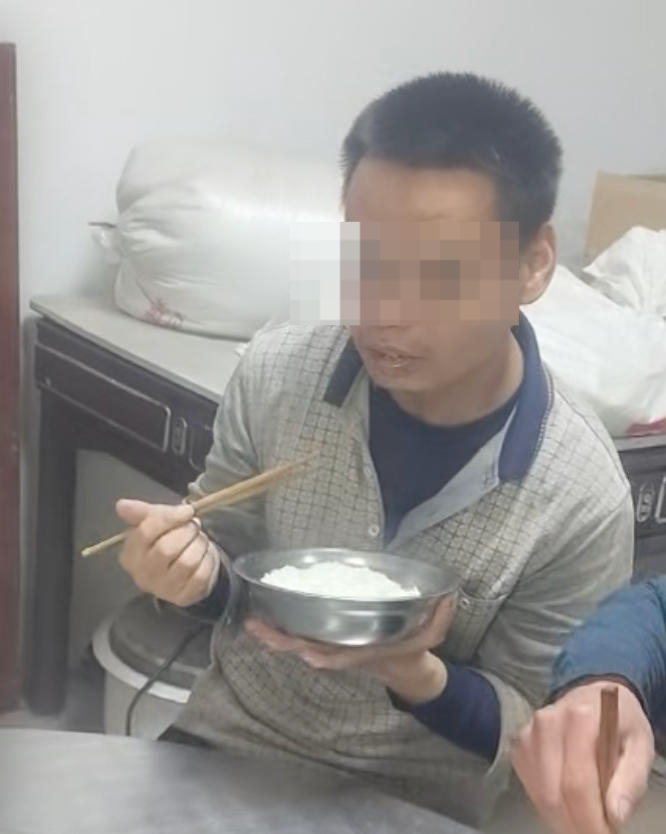 【#46岁男子失联13年双胞胎弟弟找到了#】“找了13年，终于找到了！疑虑了两天