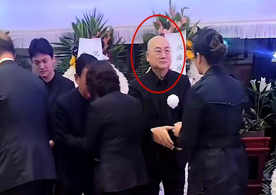 谁说老夫少妻没真感情？
看了迟重瑞在追悼会上的样子，咱说实话，破防了。

那天八