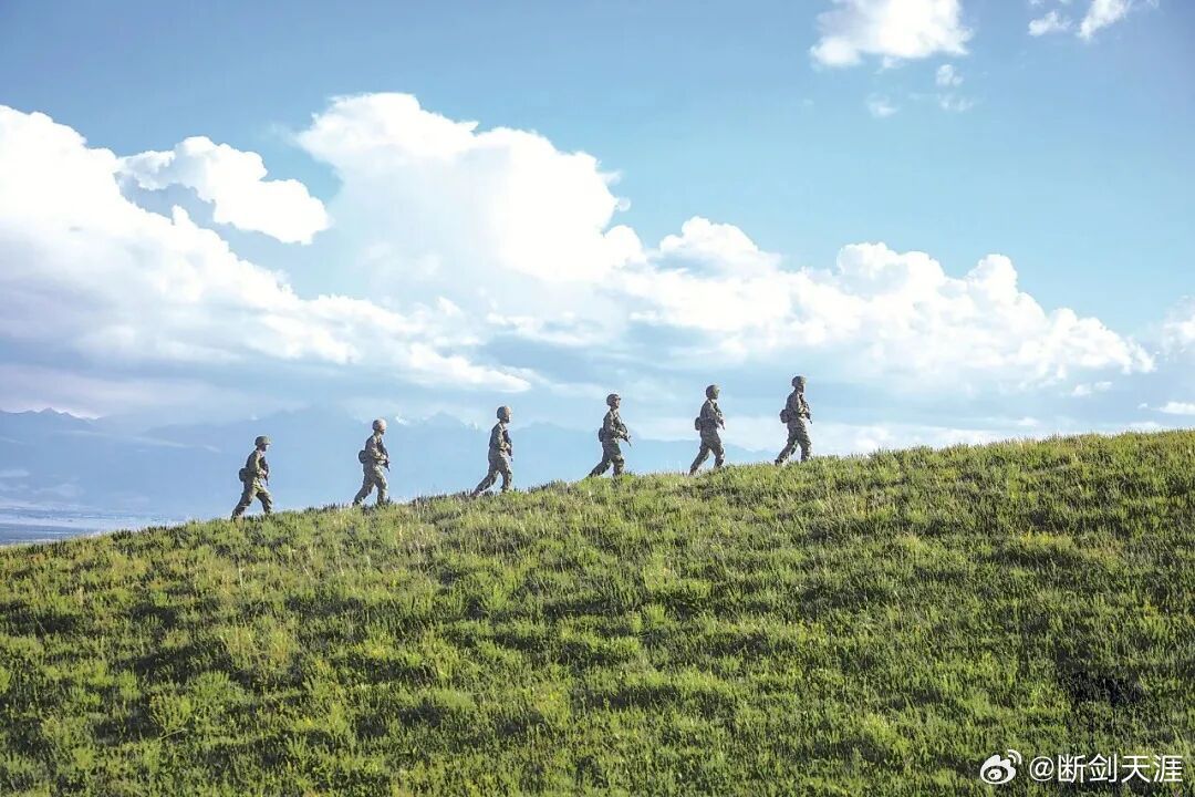 前线熄灯号军营晚点名人民前线 一日穿军装，一生是军人即便手里握的不再是钢枪但心里