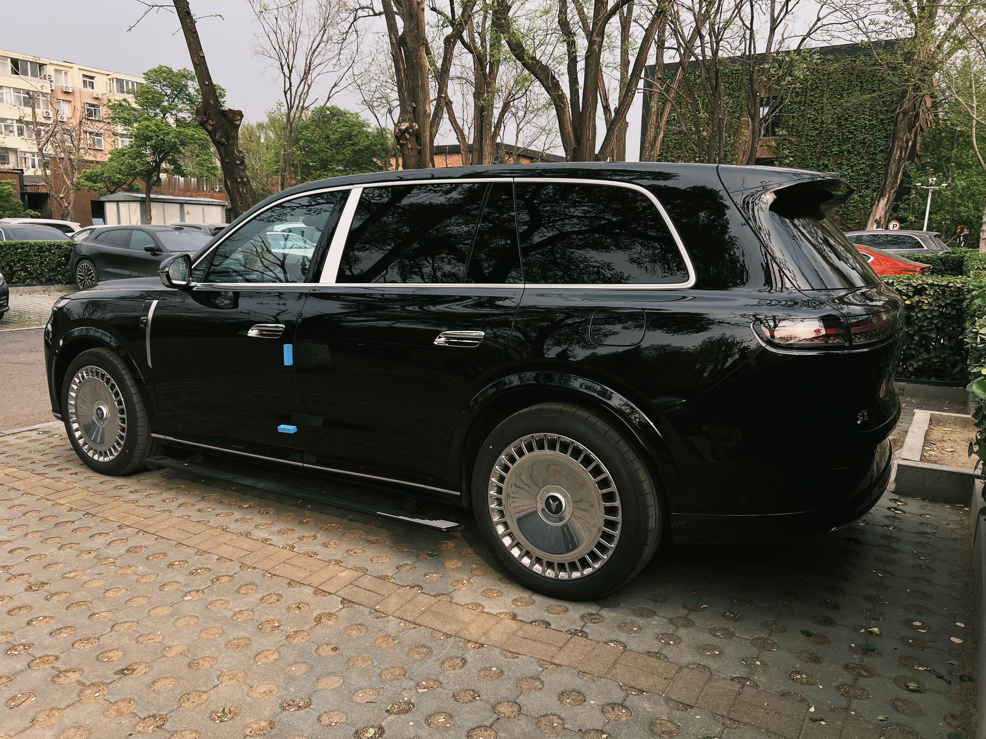 第一次近距离见岚图泰山，实车给人的冲击感还是挺震撼的。嗯，就是真大，真亮，甚至怎