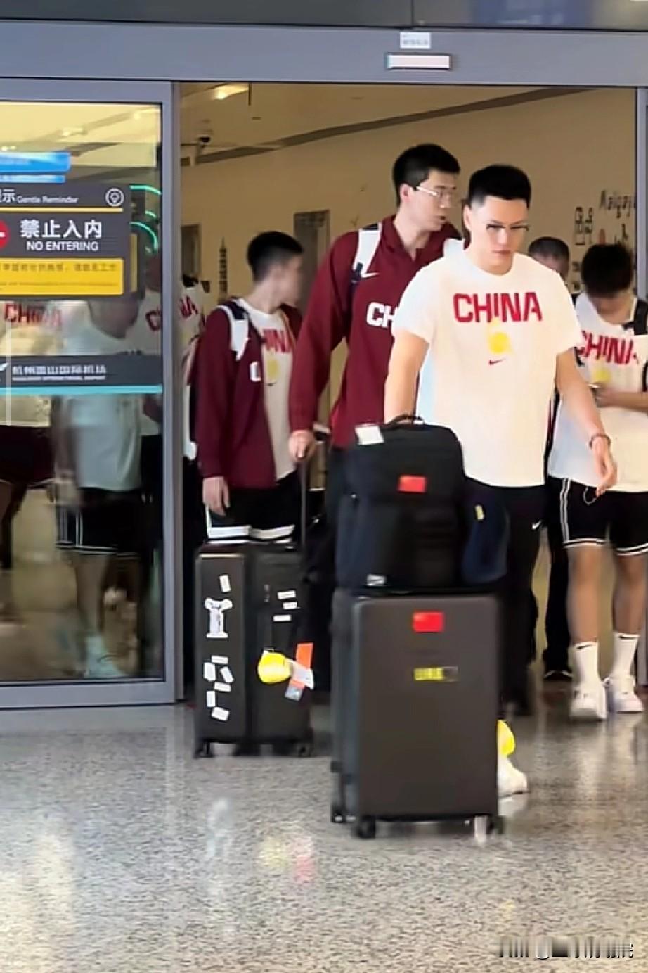 中国男篮抵达杭州，全员心情不错，准备接下来对阵黎巴嫩的硬仗。

中国男篮确实没到