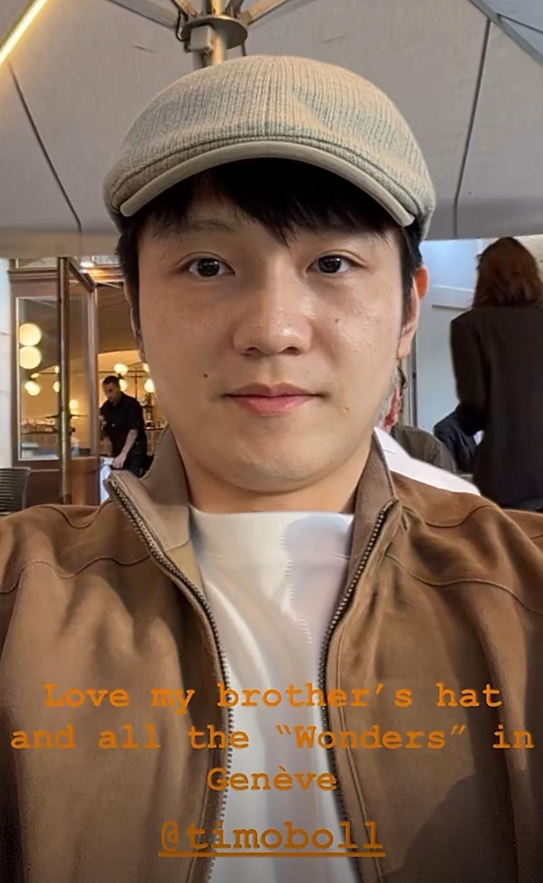 "好喜欢我兄弟的这顶帽子，还有日内瓦所有的美好奇遇与风景。"两人赛场是对手，场下