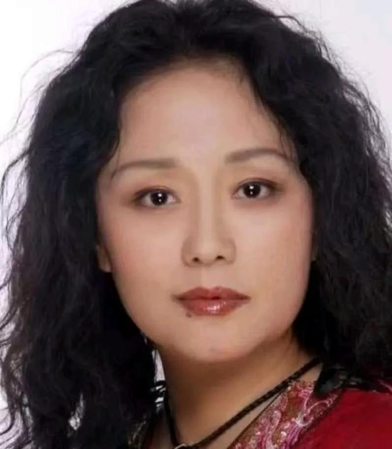 1979 年，饰演潘金莲的廖学秋因为拍戏，和老公分别了六个月，她归心似箭，往家赶