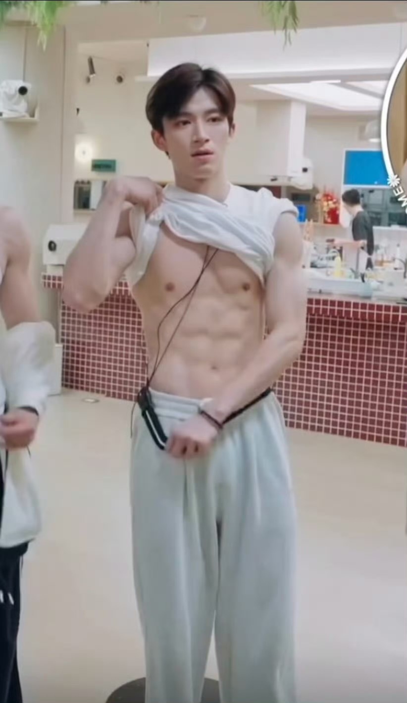 有肌肉的男生性格都会变大方诶🤭王星越0帧起手露腹肌 ​​​