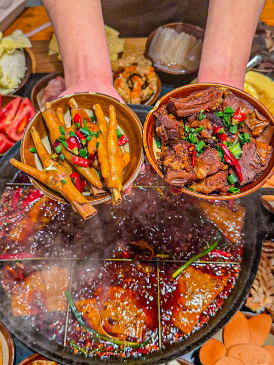 重庆这火锅物价疯了！78r18个菜？