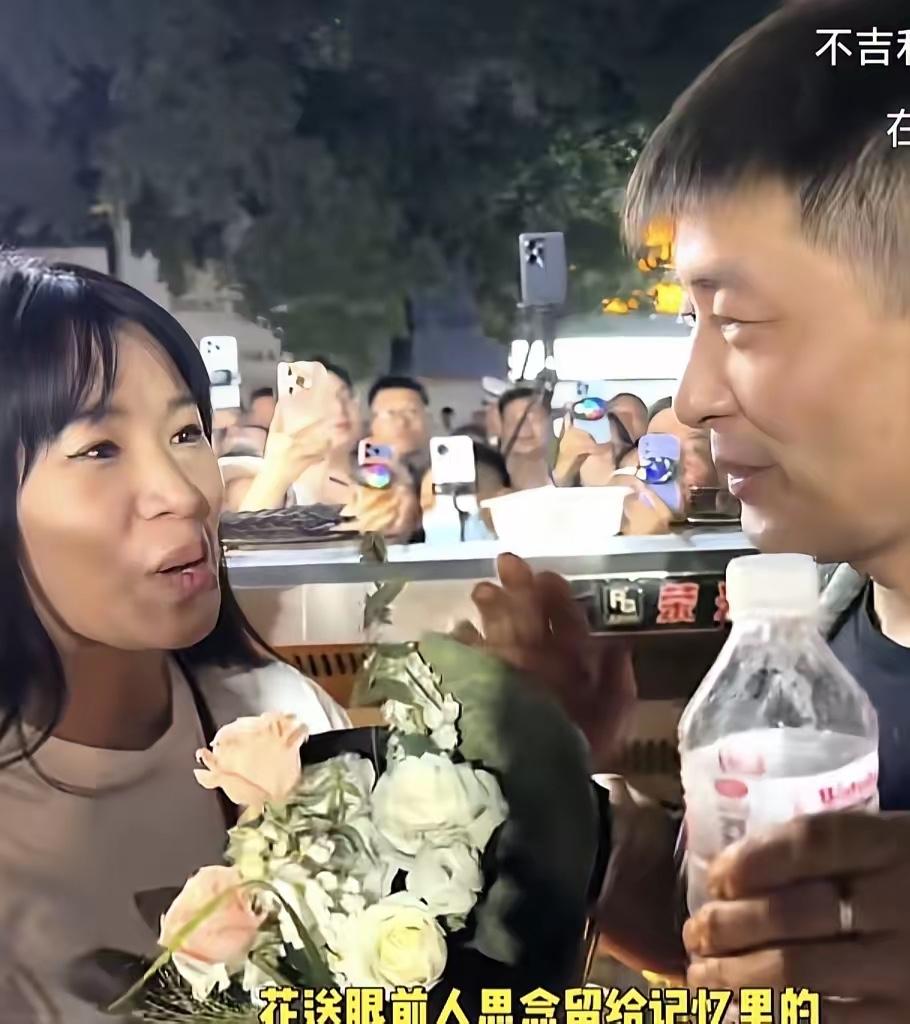 全网刷屏的撞脸张老师陈师傅，真的太清醒通透了！面对鲜花和镜头，他始终保持克制，坚