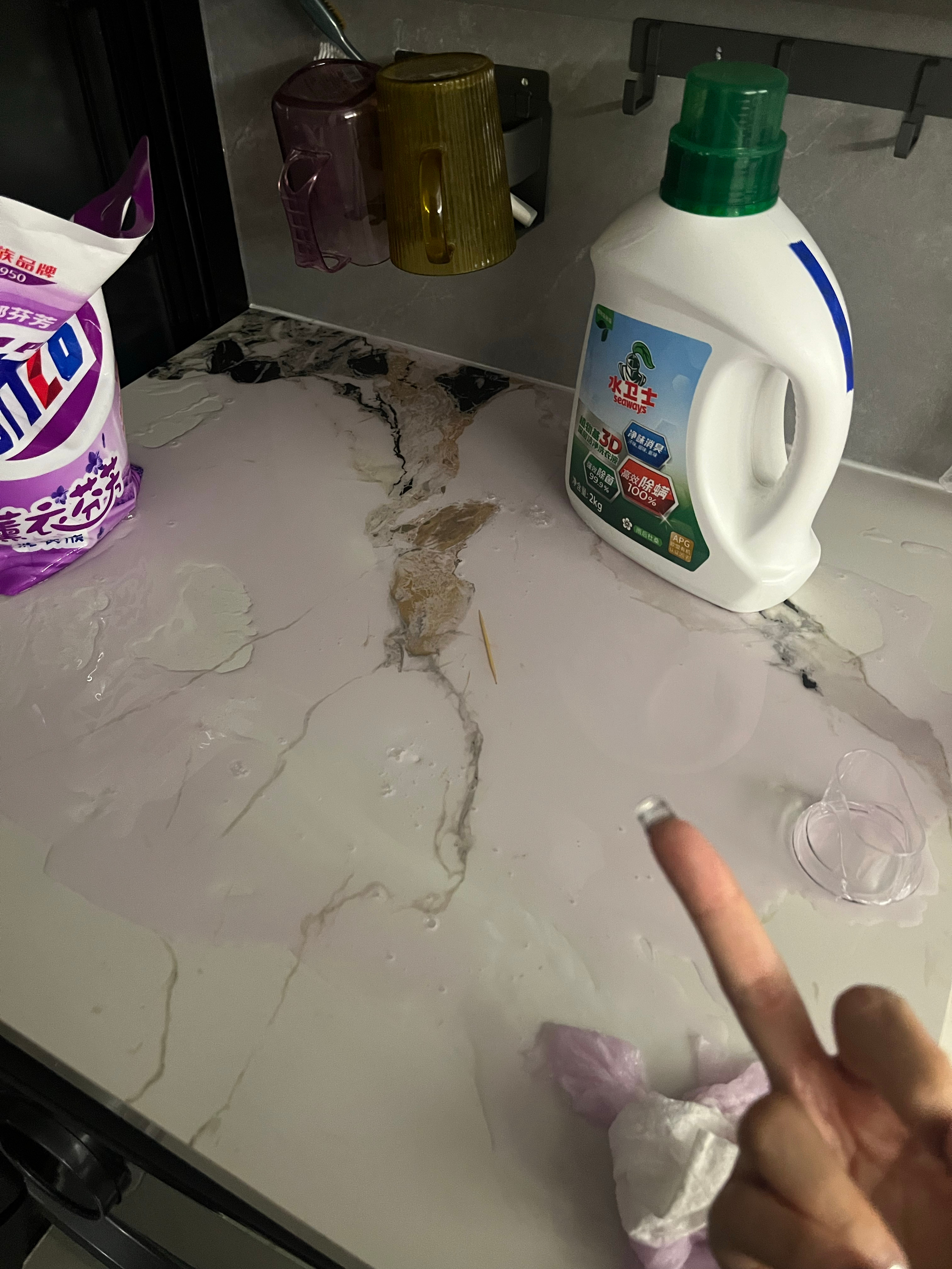 发生了什么我请问 走之前着急没拧紧盖子 不到咋倒了给我吹风机泡的美的啊 