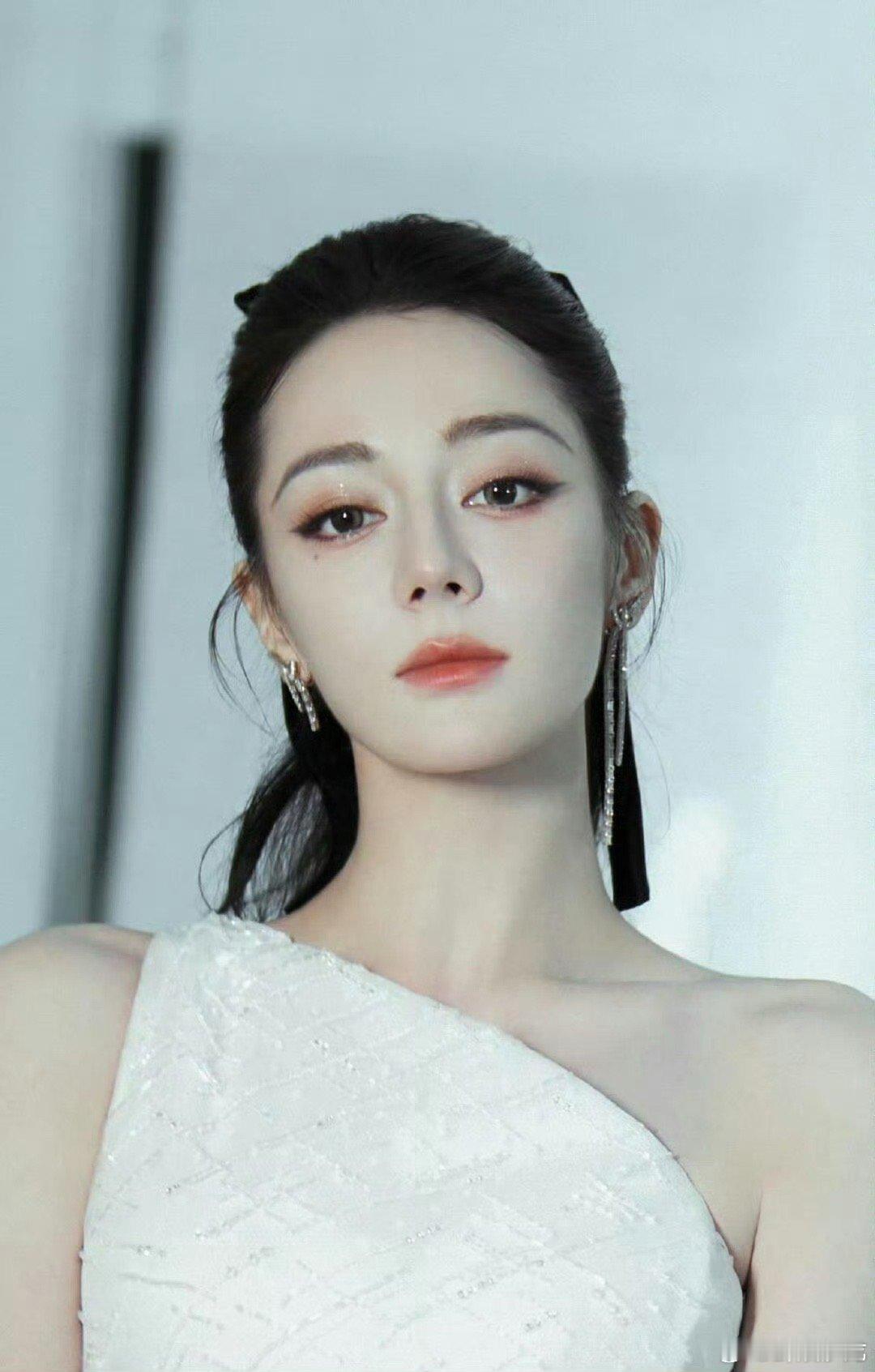 惊艳瞬间定格，迪丽热巴梳大光明还能如此美萌，利落发型衬托优越五官，美萌氛围感直接