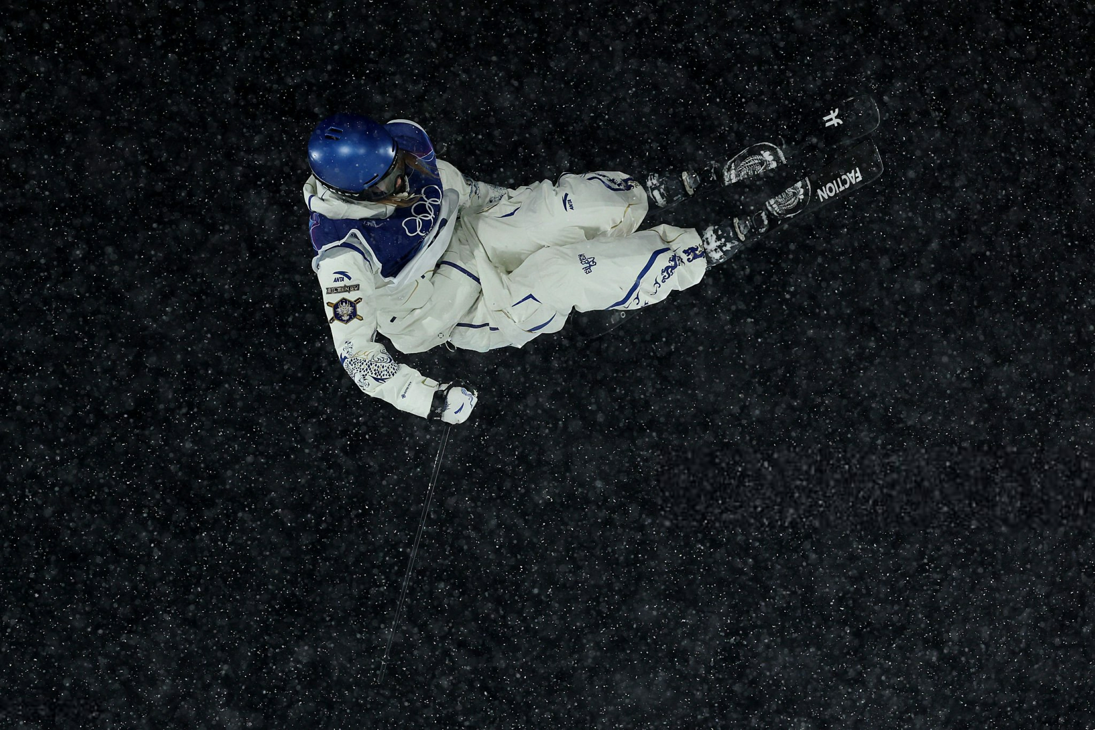 米兰冬奥会自由式滑雪女子大跳台决赛，谷爱凌第一跳拿下90.00分！暂居第三！加油