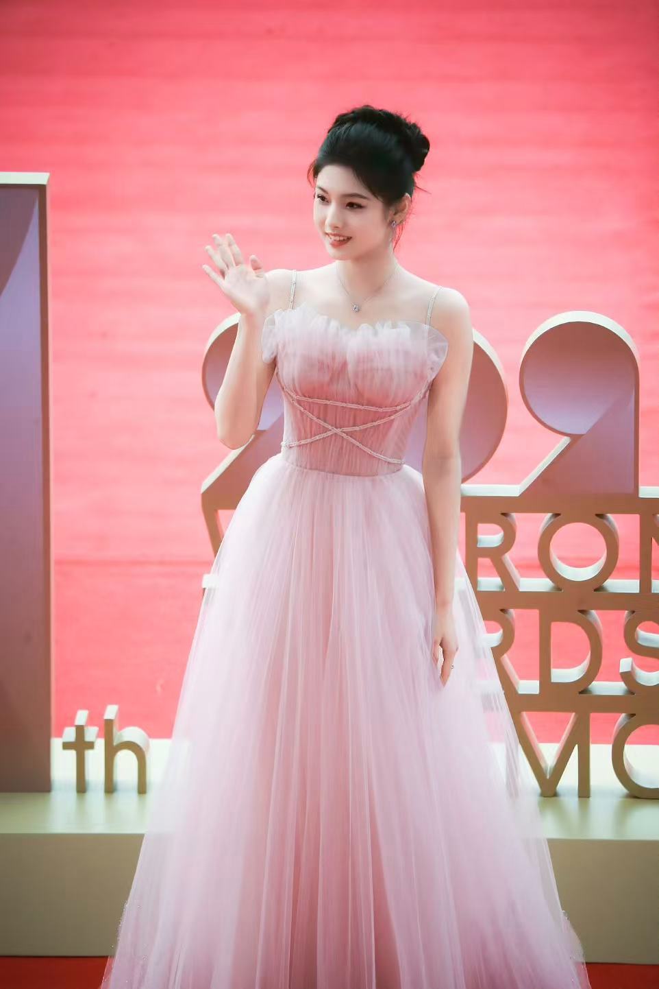 艾米水蜜桃粉纱裙艾米文荣奖红毯，粉纱裙仙仙的好美 ​​​