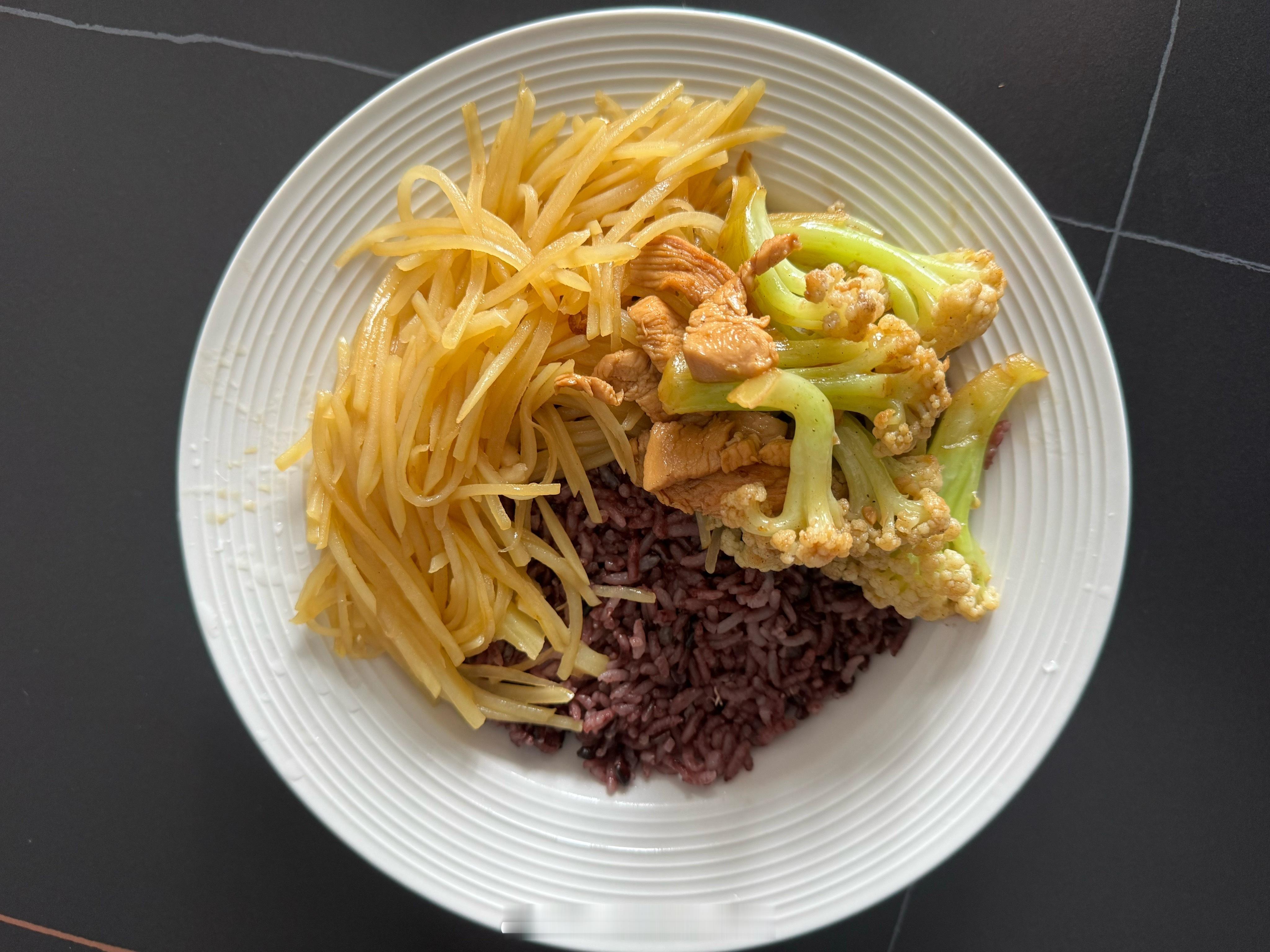 我瘦不下来的原因belike今日两人份午餐～解冻的米饭🍚醋溜土豆丝鸡肉炒花菜我