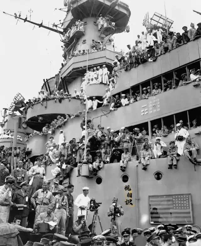 另一个视角看日本投降，这张照片是1945年9月2日，美军密苏里号舰上，在日军正式...