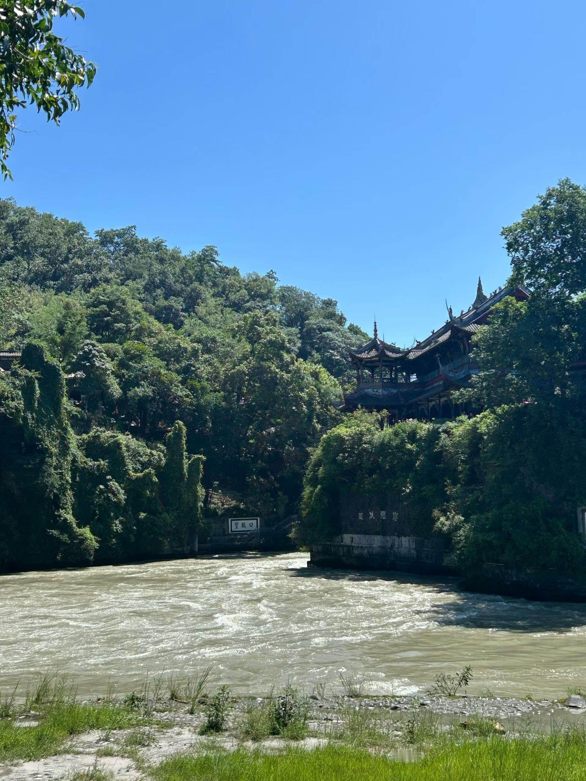 🌿今天的风是绿色的～沿着石阶往上走，树叶缝隙里漏下的光斑晃得人睁不开眼。转角突