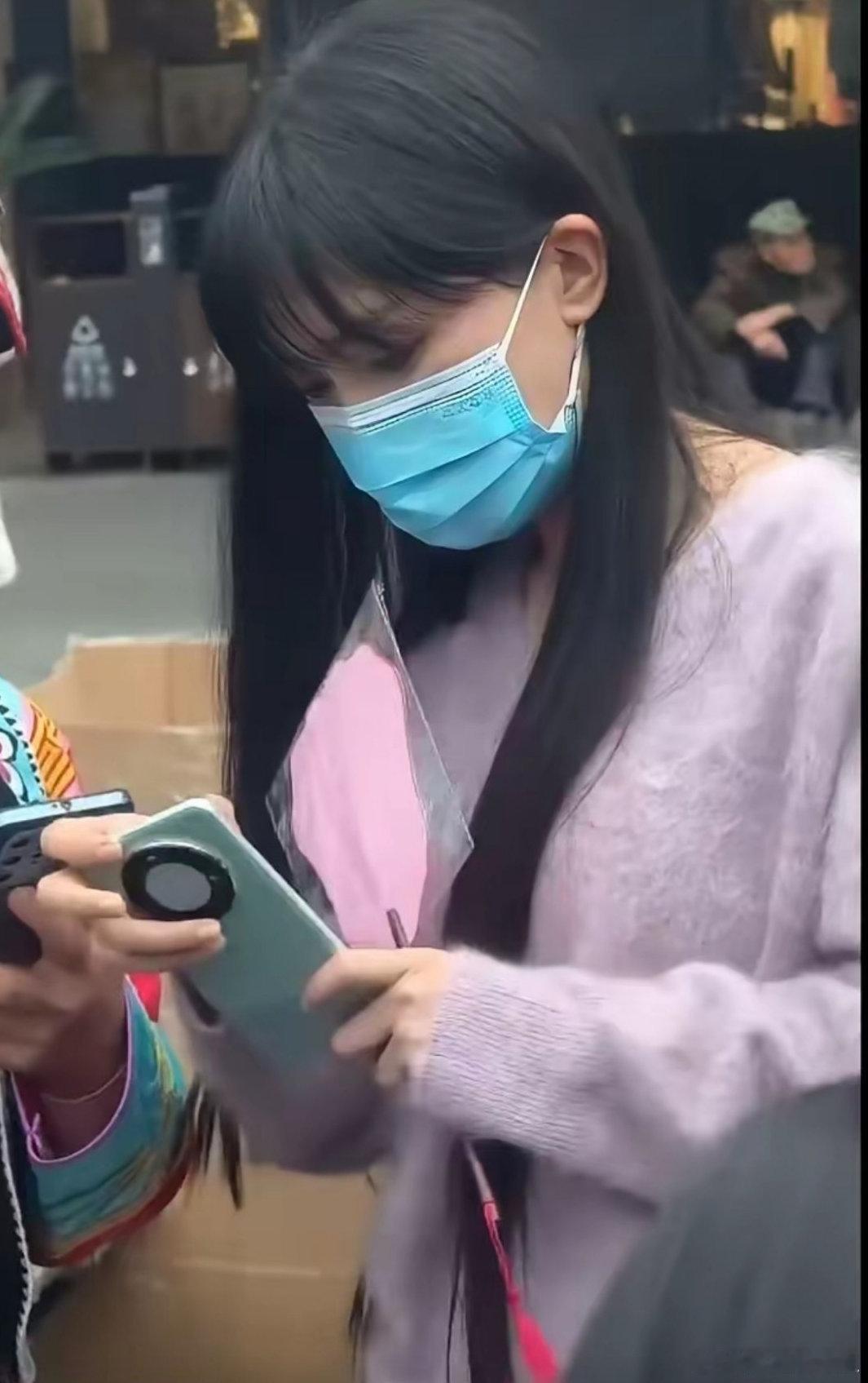 李子柒这是给华为做代言吗？还专门亮出来自己用的华为手机！ 