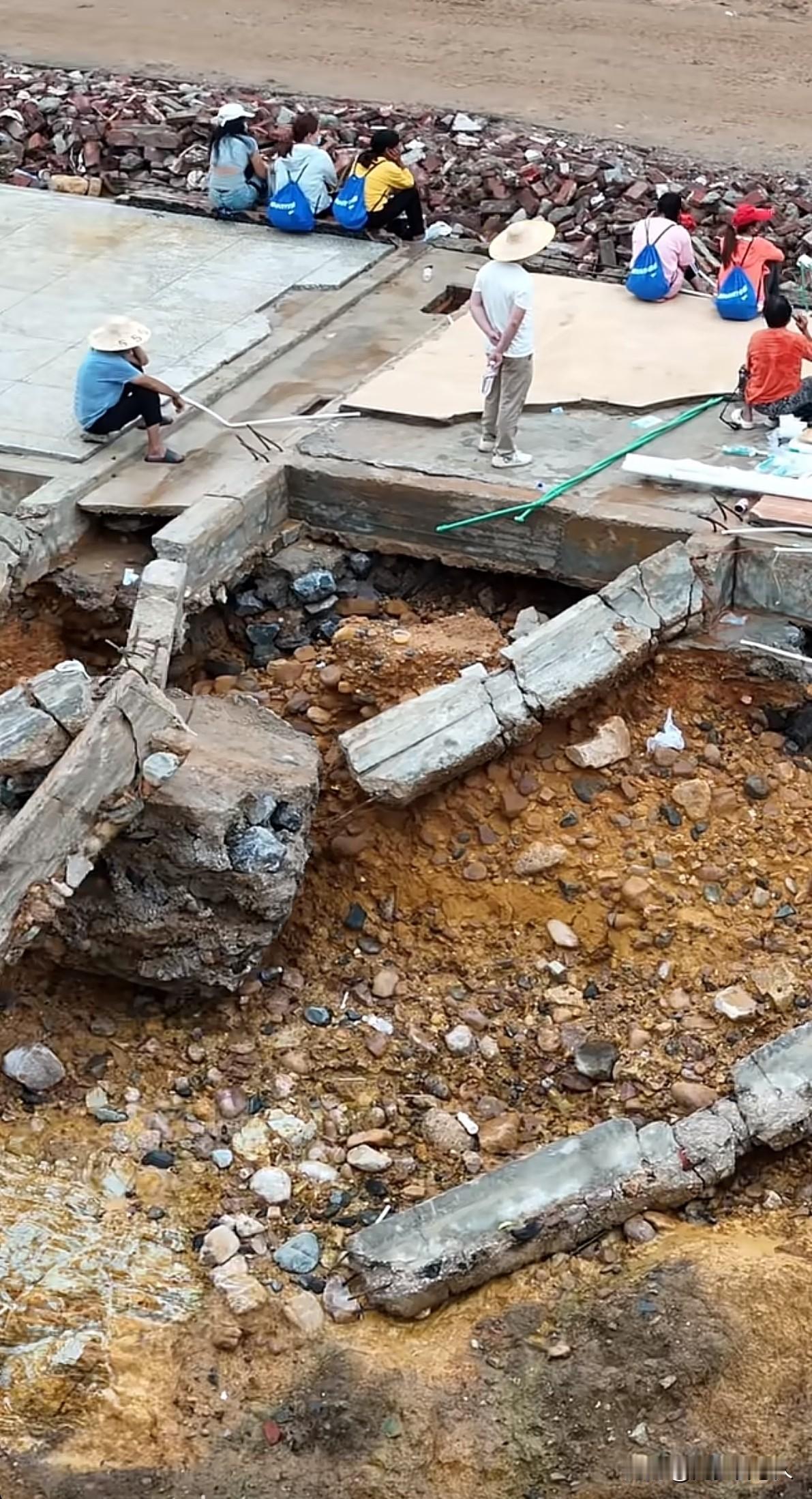 农村建房地基还得舍得花钱才行，要不然台风来了很难顶住。
看了有些网友发的家乡灾后