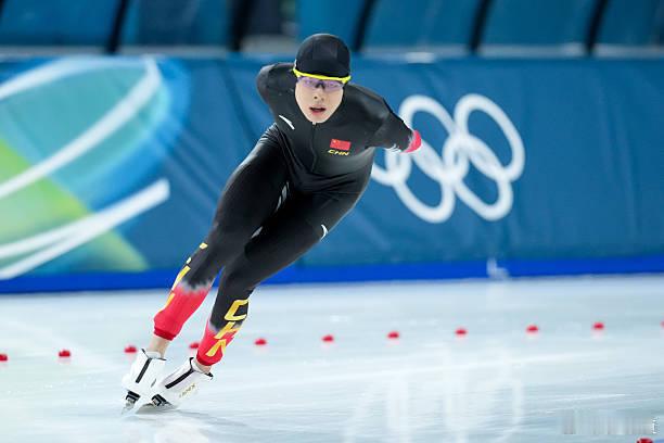 米兰冬奥速度滑冰男子1500米冬奥会19岁中国小将刘瀚彬1:48.99，暂时垫底