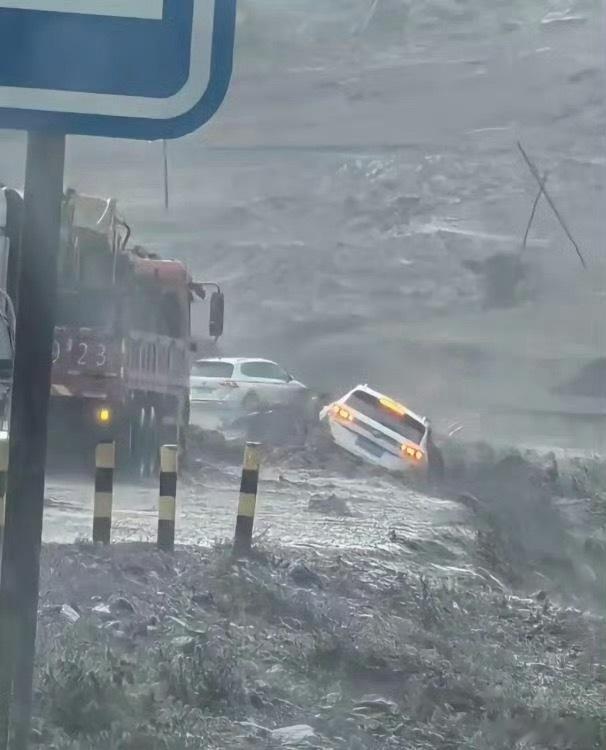 一家三口新疆自驾遇山洪母子身亡我的天啊，愿逝者安息之前也自驾过新疆S101大冬天