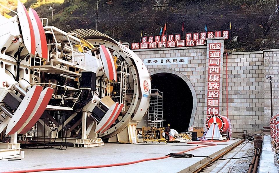 1997年，中国修建秦岭隧道时，找德国购买盾构机，德国鼻孔朝天：3.5亿一台，爱