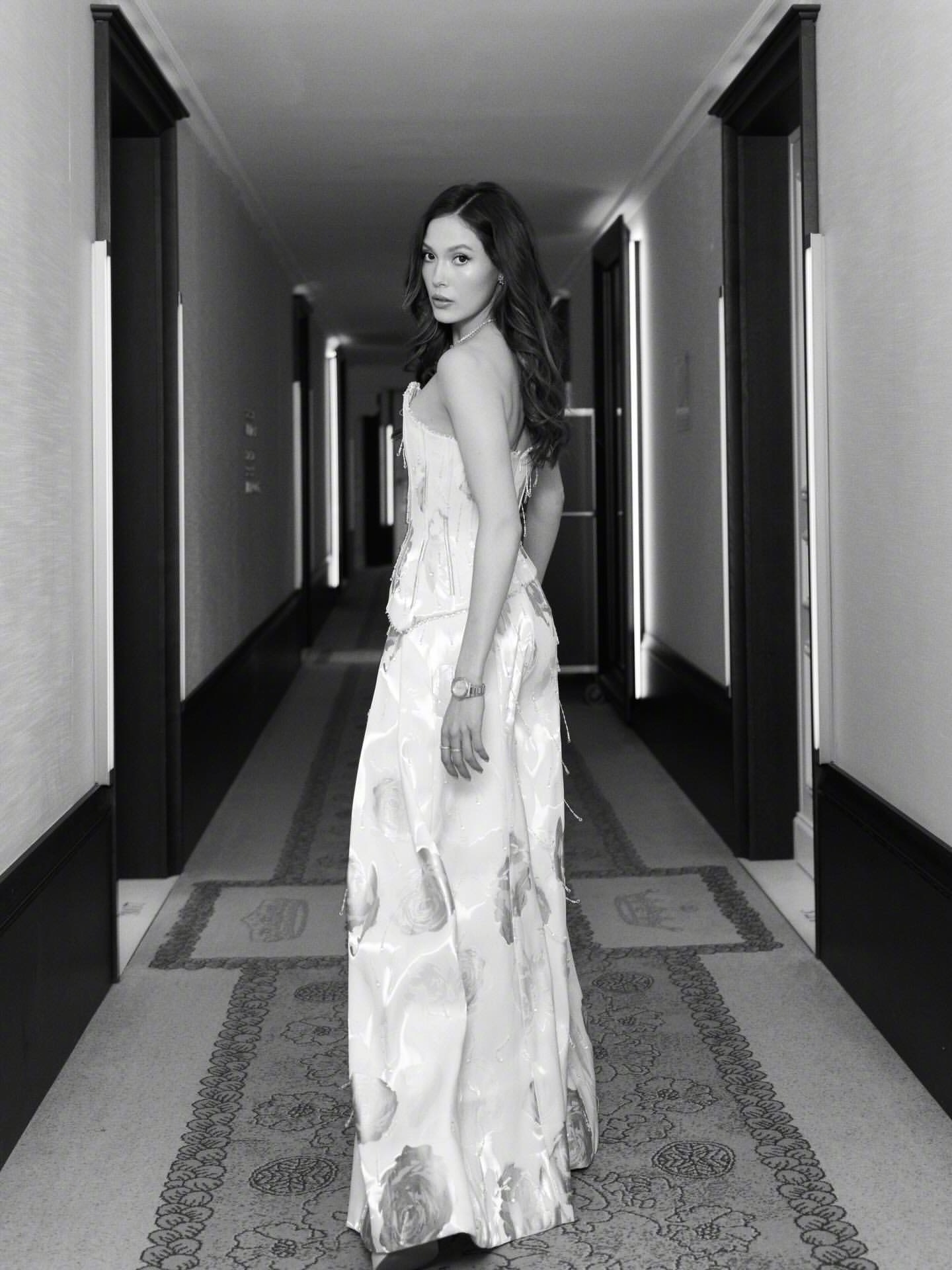 出席2026年劳伦斯世界体育奖的谷爱凌，依旧穿了设计师郭培为其定制的白色抹胸长裙