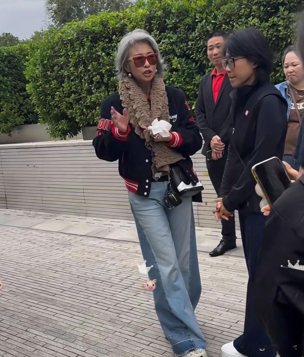 64岁叶蒨文在广东佛山逛街，她的打扮好朴素，一头白发苍苍，看起来太显老了！她的脸