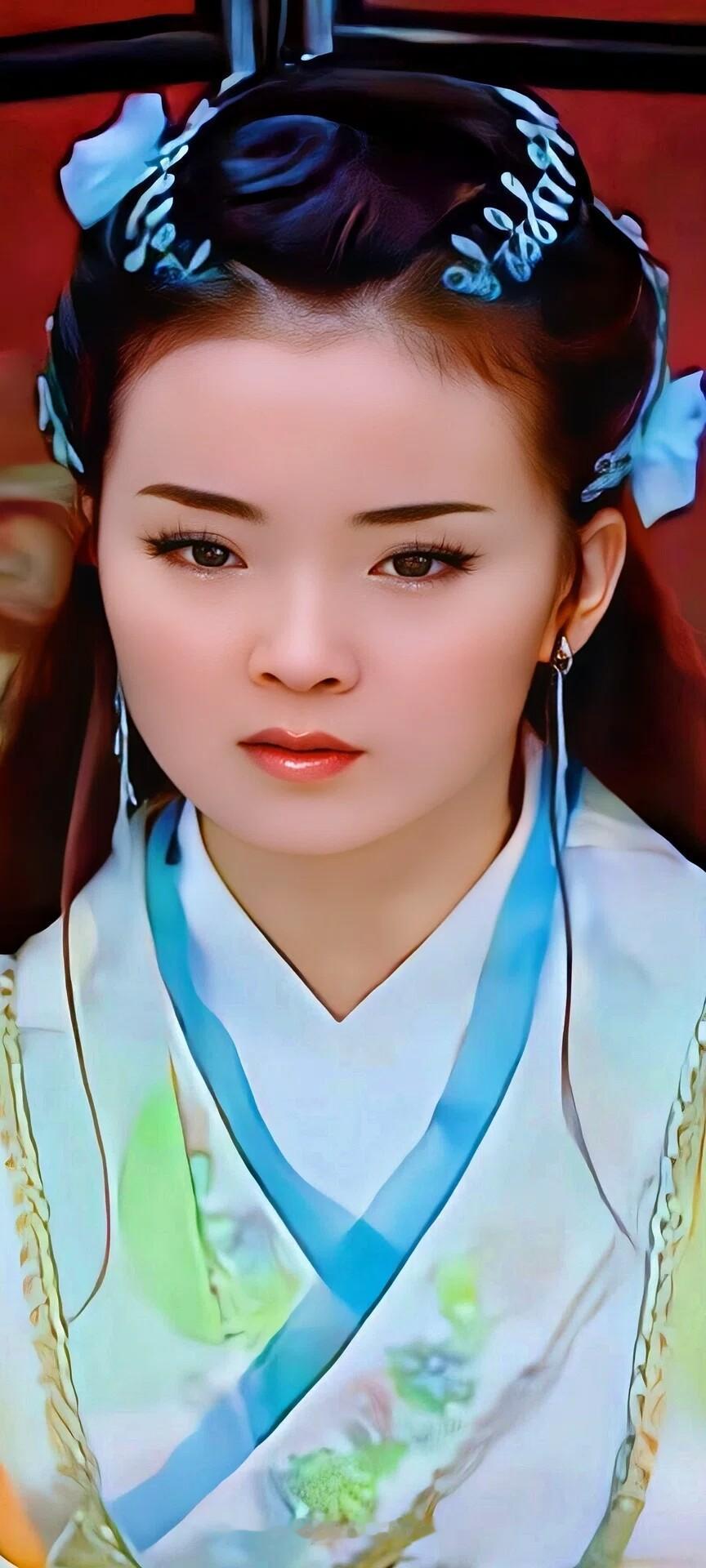 说到古典美女，王艳绝对算一个。她从小习古典舞，身姿优雅，脸型圆润，眼睛清澈明亮，