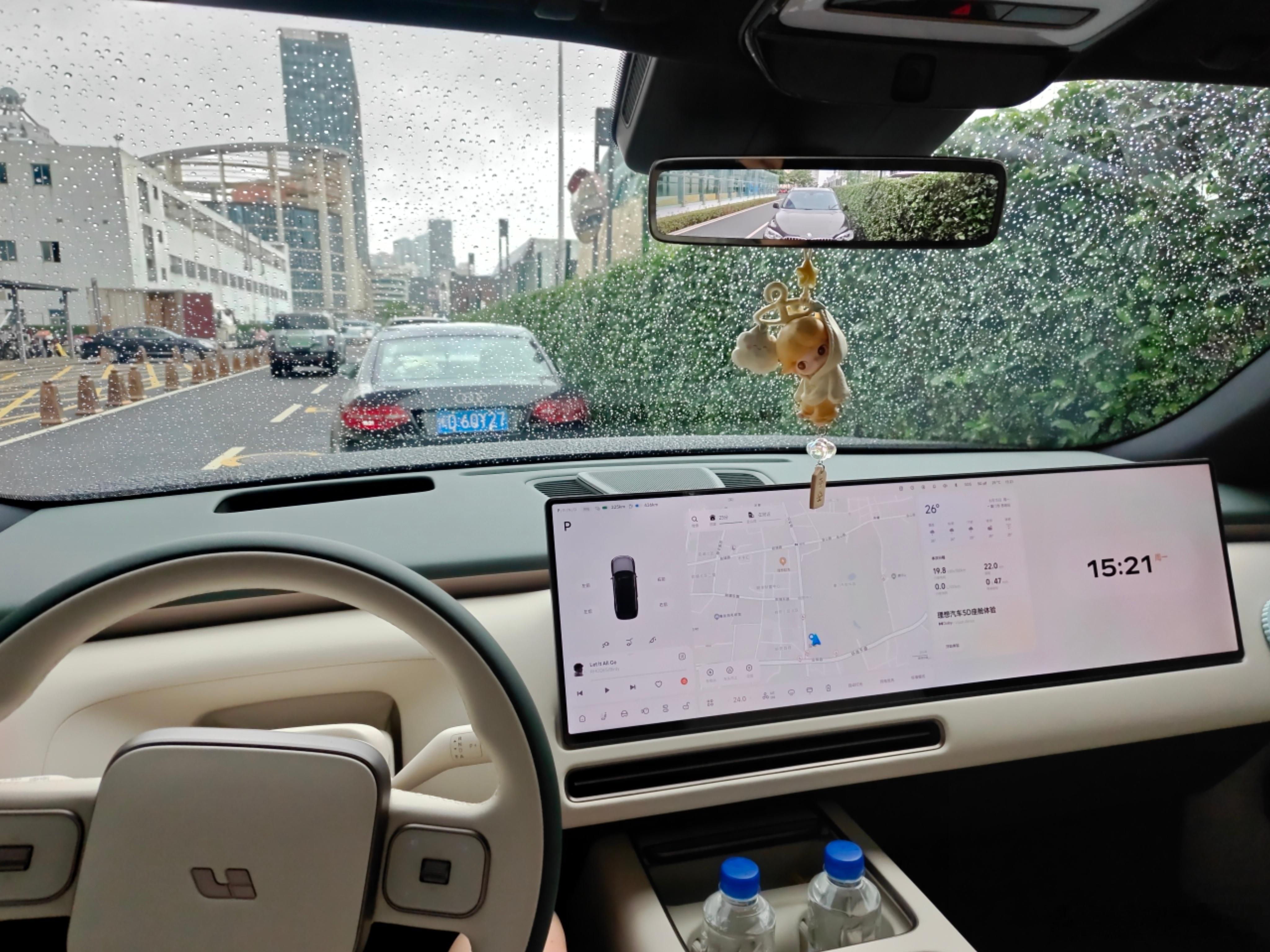 每次下这种小雨，我都不喜欢打伞，嫌麻烦，还要拿个东西在手上，早上站岗的时候我也没