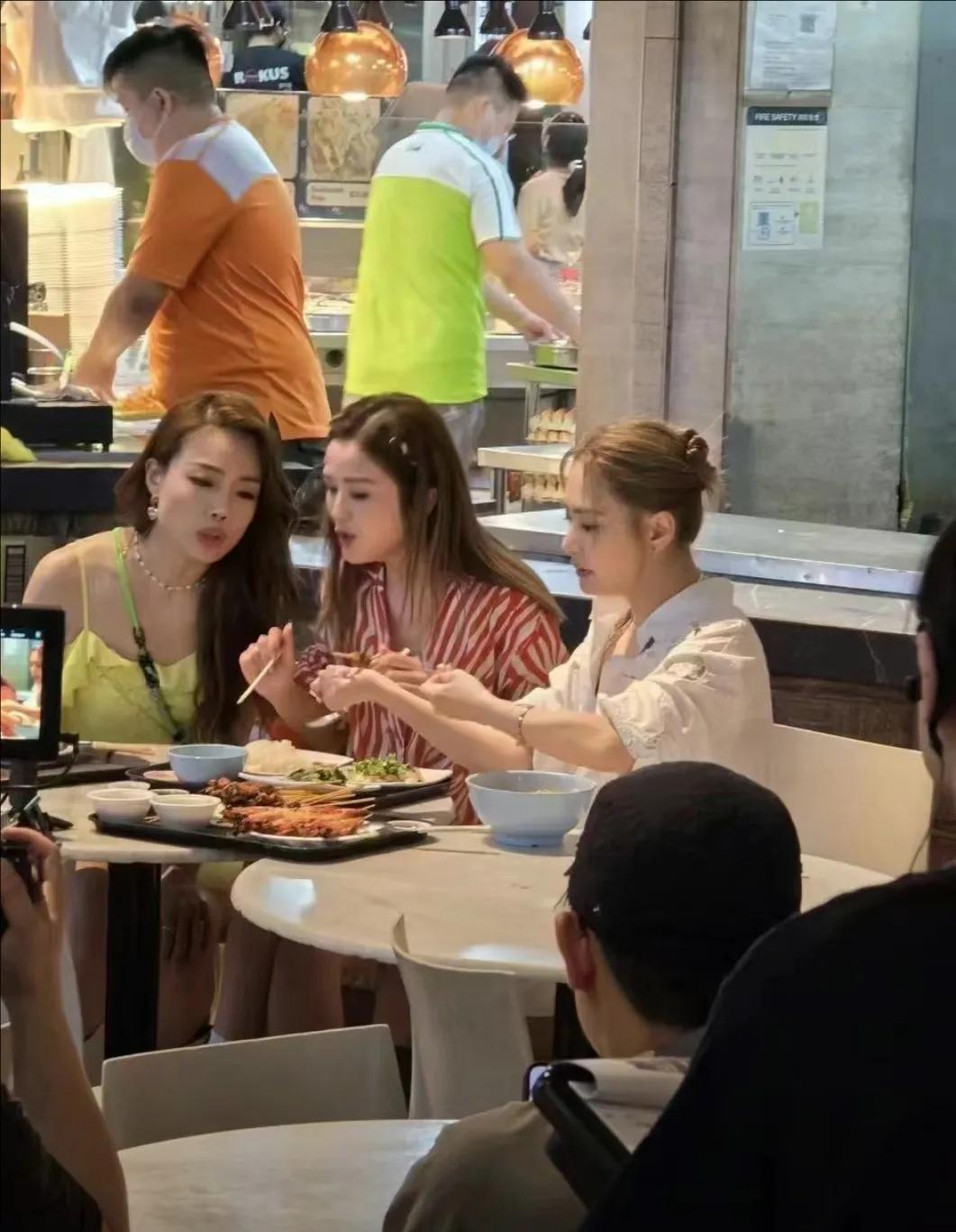 我网友在新加坡老巴刹偶遇容祖儿和twins在拍摄综艺节目《因为我们是朋友吖2》，