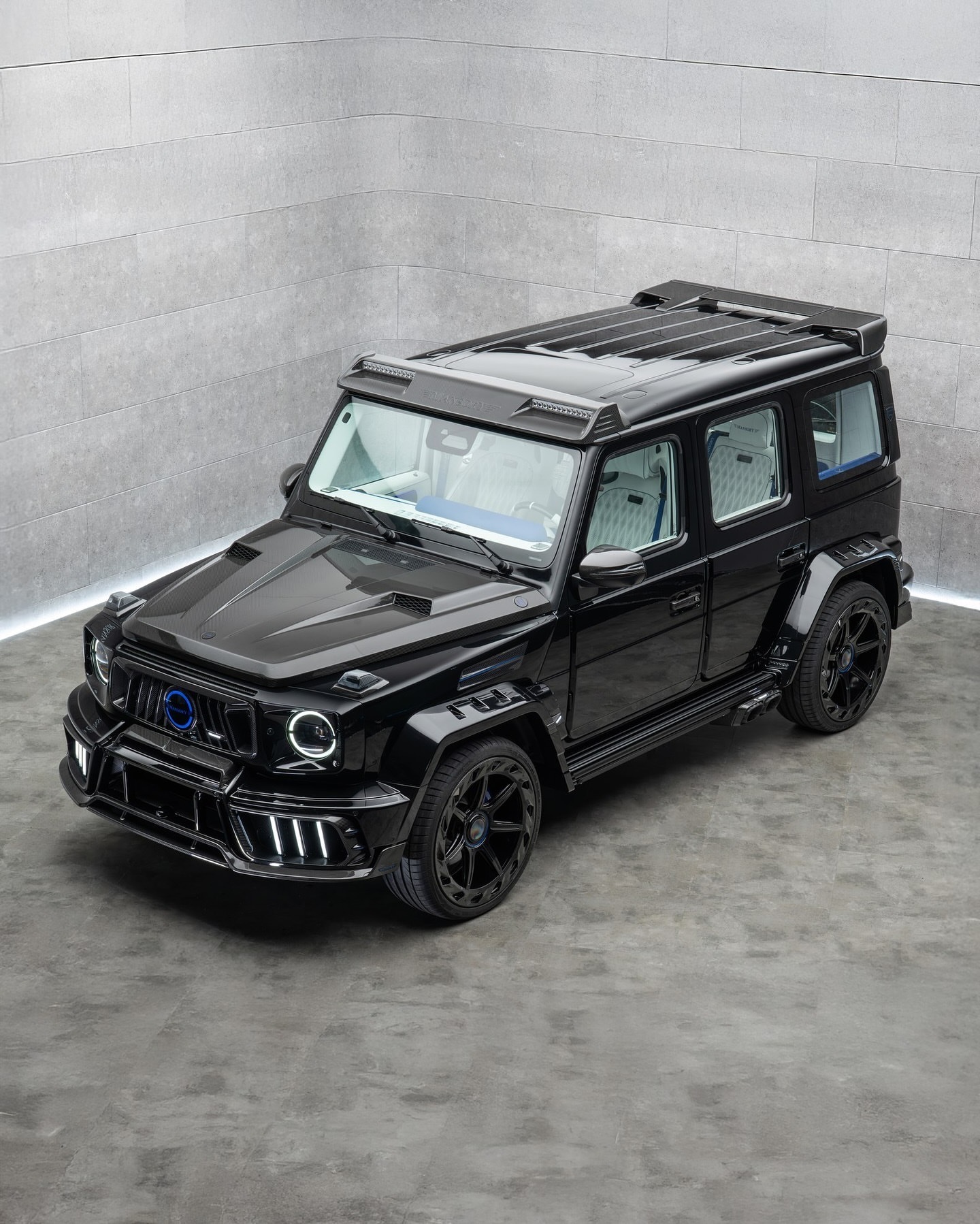 这款MANSORY P720全黑车身配以蓝色点缀，内饰采用白色配蓝色的方案，堪称