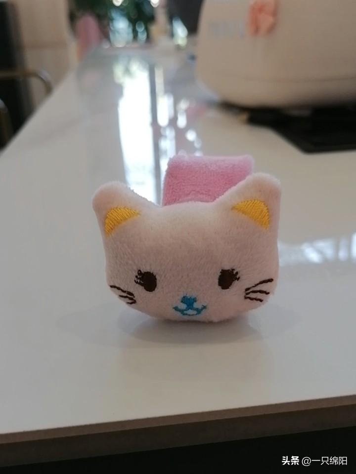 42岁才懂：中年认真打扮，不是装嫩是给生活“续电”
 
上周四，我顶着油头、穿起