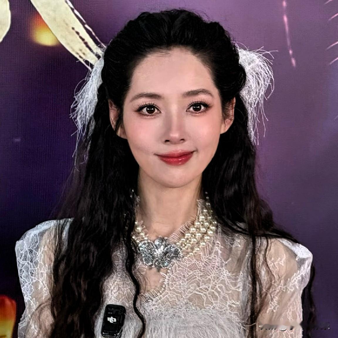 研究了大半天

终于从郭碧婷身上悟透一个道理

女人这辈子可以普通，也可以耀眼，