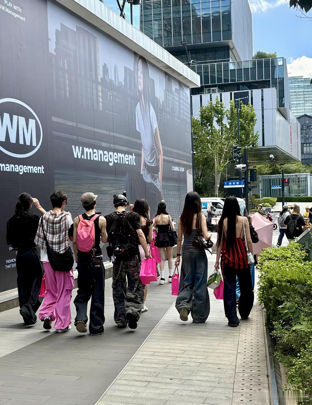 静安大悦城路遇WM面试现场好震撼！！全是帅哥美女看得人眼花缭乱个个都肤白貌美 腿