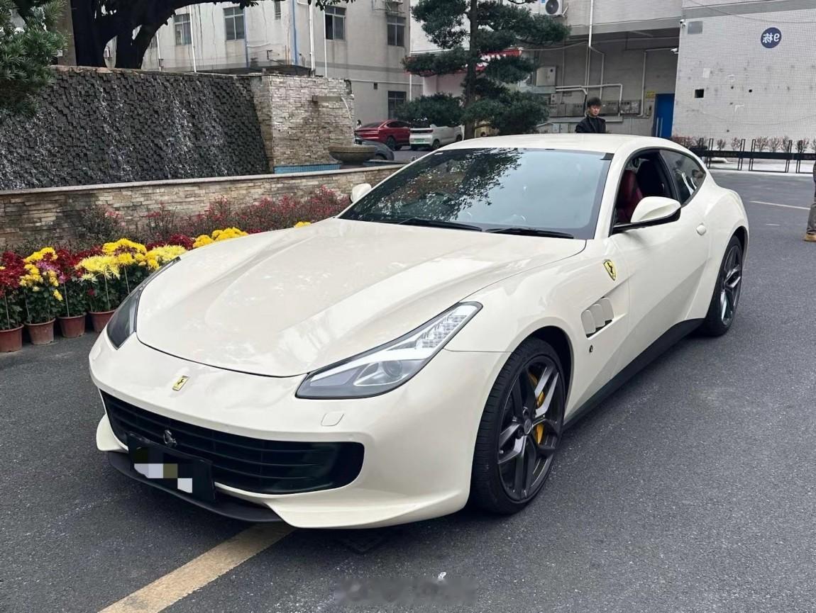 车主急出法拉利GTC4 Lusso T2018年10月上牌仅仅只开了36000公