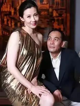 这是一张爱意浓浓，深情款款的照片，整张照片充满了温馨，充满了幸福，让人看了无比羡