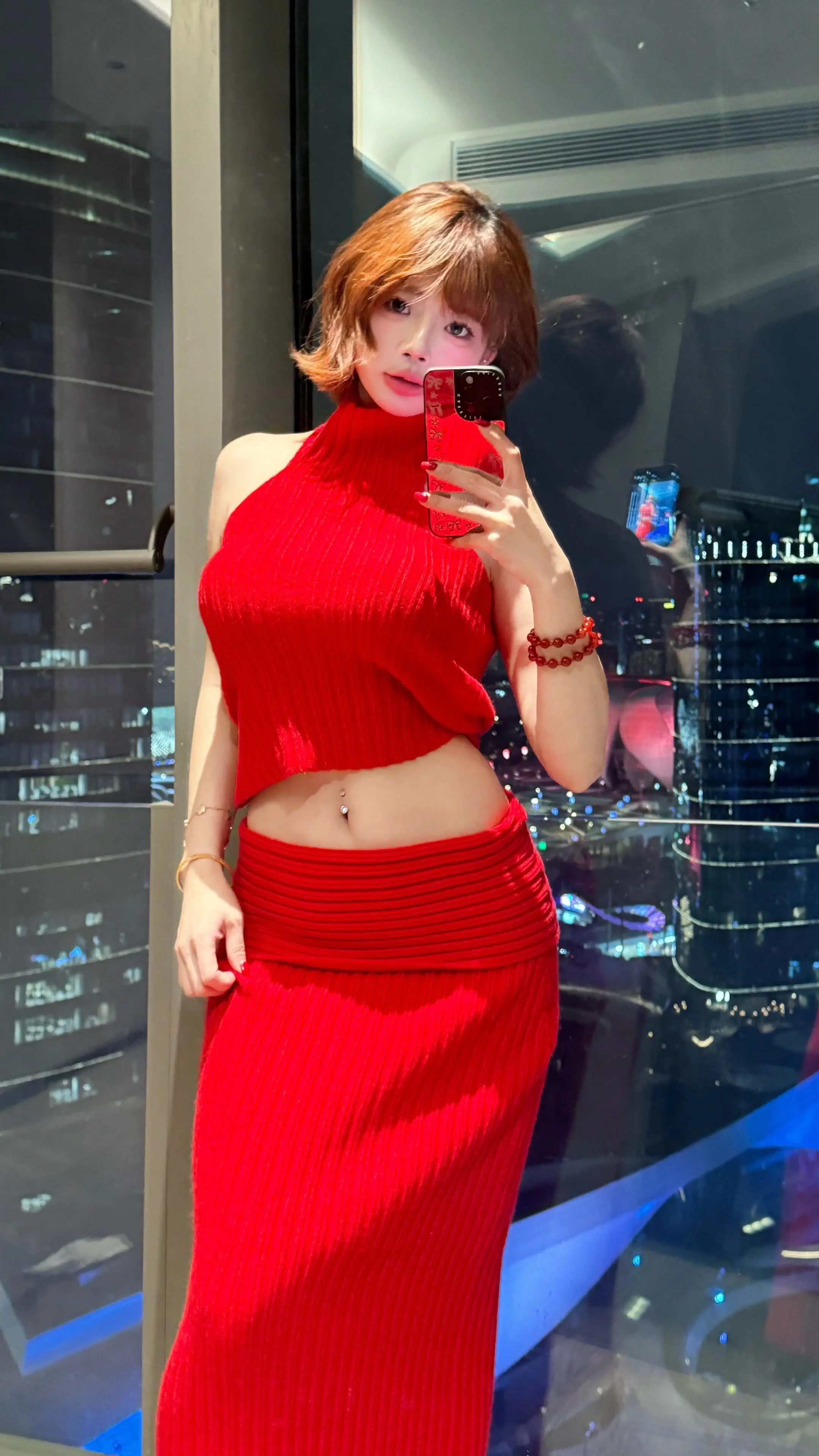 最适合红色的短发女人吧