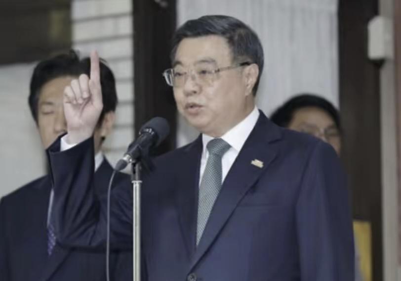 卓荣泰给郑丽文挖坑，因为卓荣泰在“立院”接受立委质询就两岸问题发表了自己说看法，